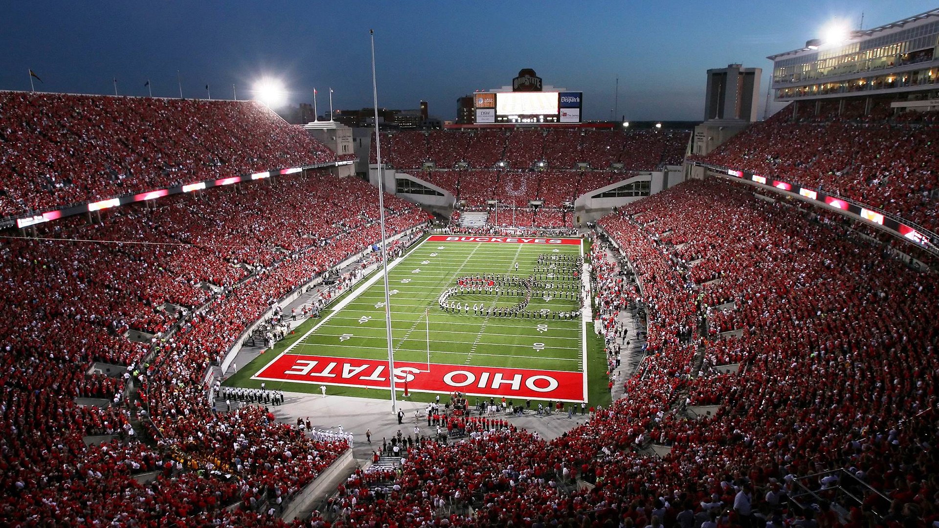 温网巅峰对决，阿尔卡拉斯逆转德约科维奇，新生代闪耀全英俱乐部