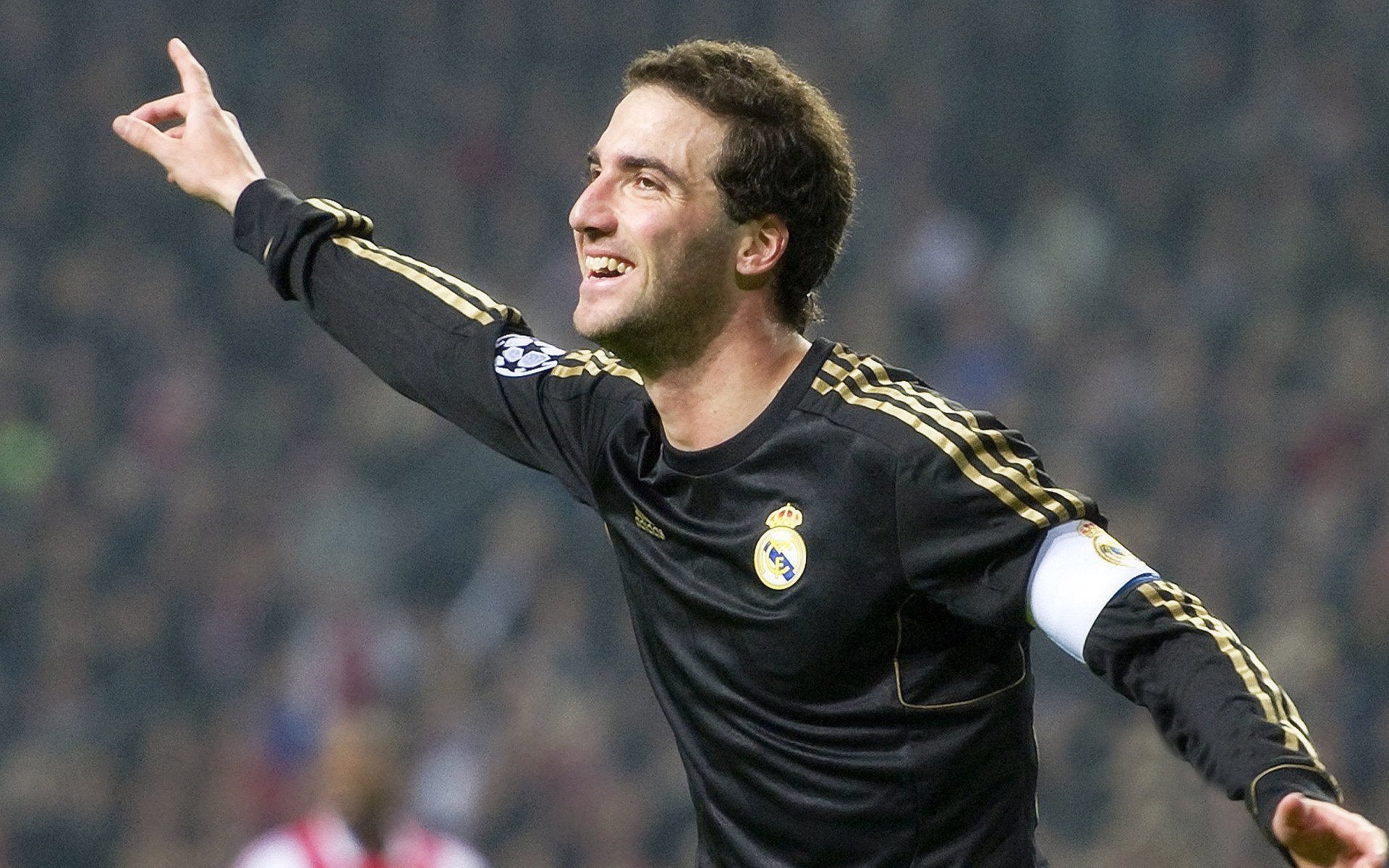 蝶泳名将再破世界纪录，泳坛新星闪耀国际赛场